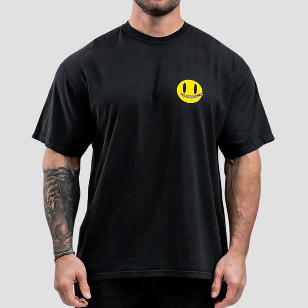Modelo masculino vestindo a camiseta oversized preta da coleção CBUM "Not Words" da Iron Club.