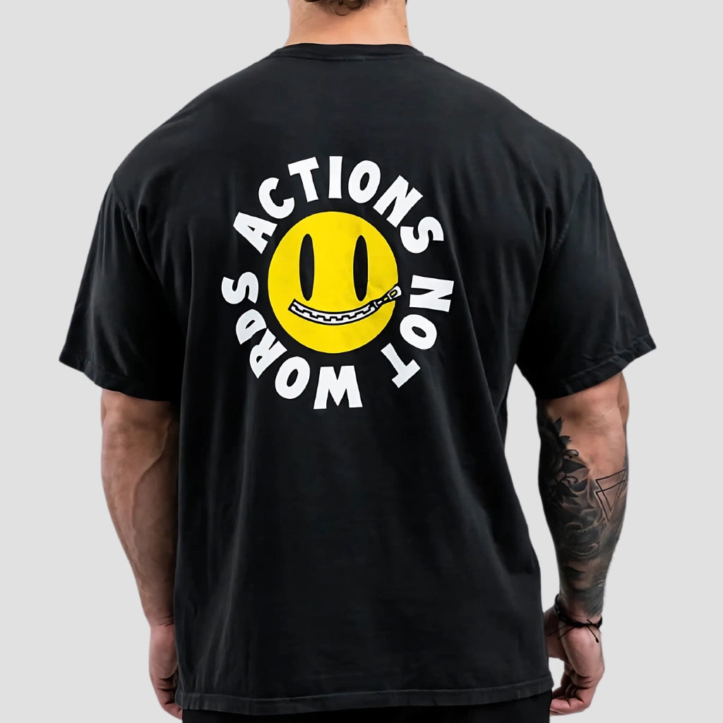 Vista de costas da camiseta oversized CBUM, destacando a estampa grande "NOT WORDS" nas costas.