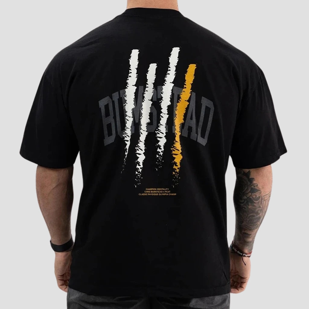 Costas da camiseta oversized preta Bumstead da Iron Club, com estampa de arranhões em branco e amarelo.