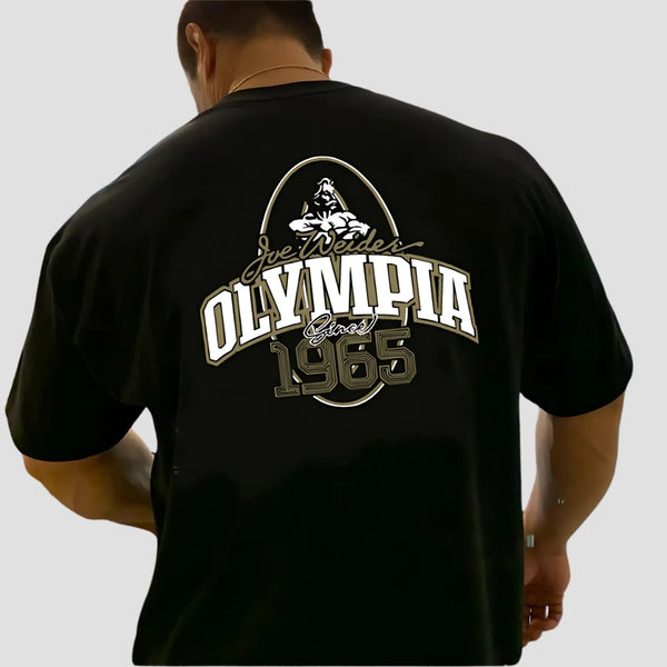 Costas da camiseta masculina Mr. Olympia Origins, exibindo a estampa principal da coleção com o logo "MR. Olympia".