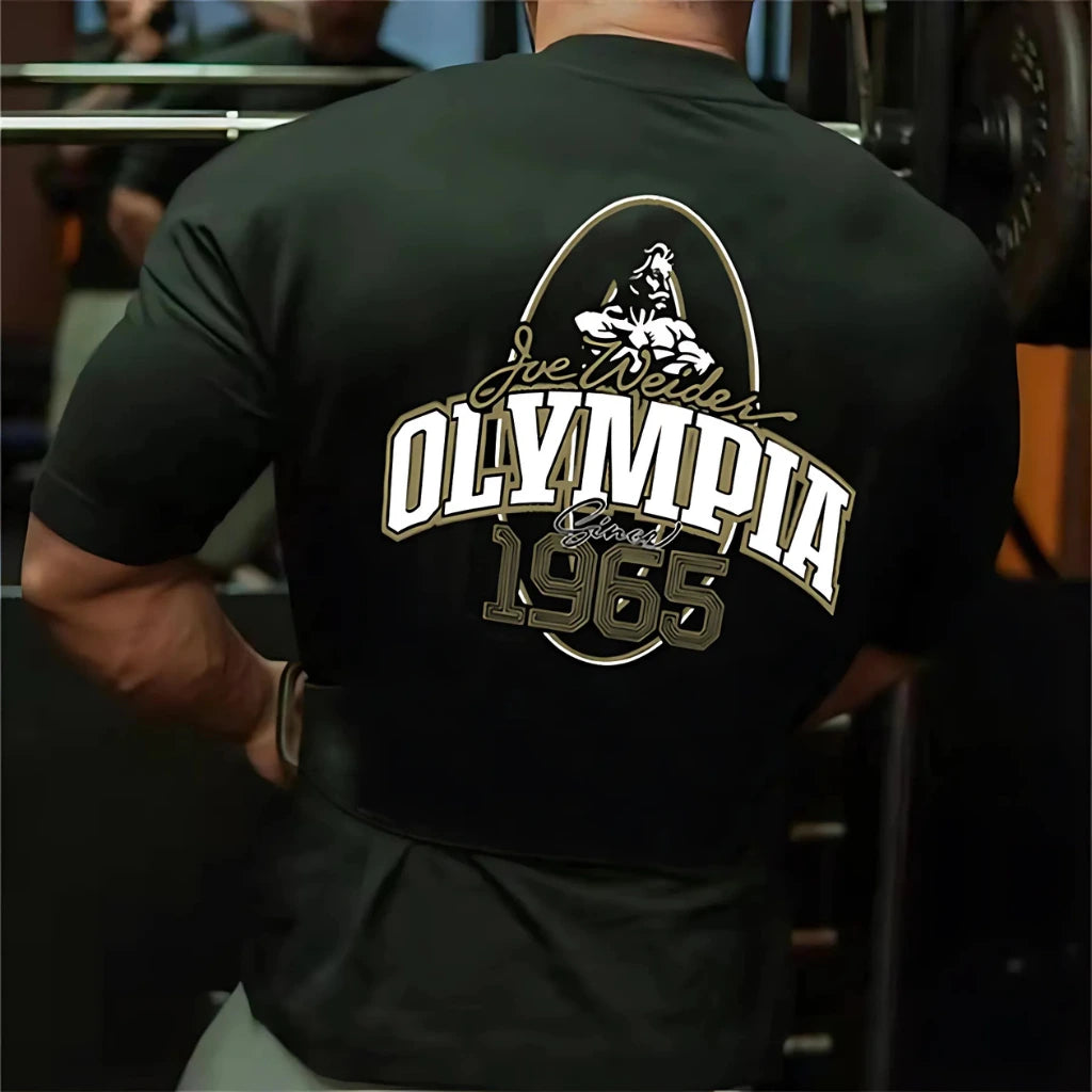 Vista lateral do caimento da camiseta oversized Mr. Olympia Origins, mostrando o comprimento e o corte da manga.