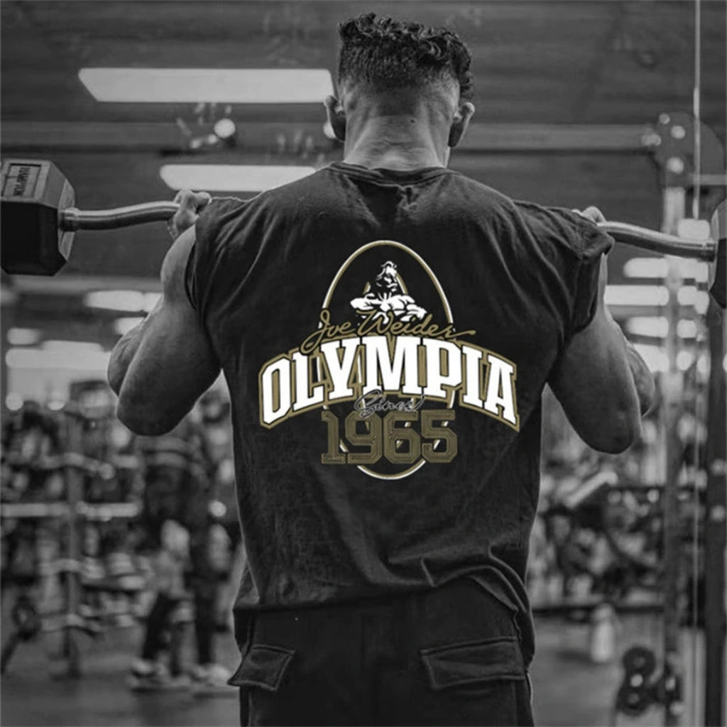 Detalhe da estampa nas costas da camiseta Mr. Olympia Origins, com o logo "MR. Olympia" e a palavra "ORIGINS".