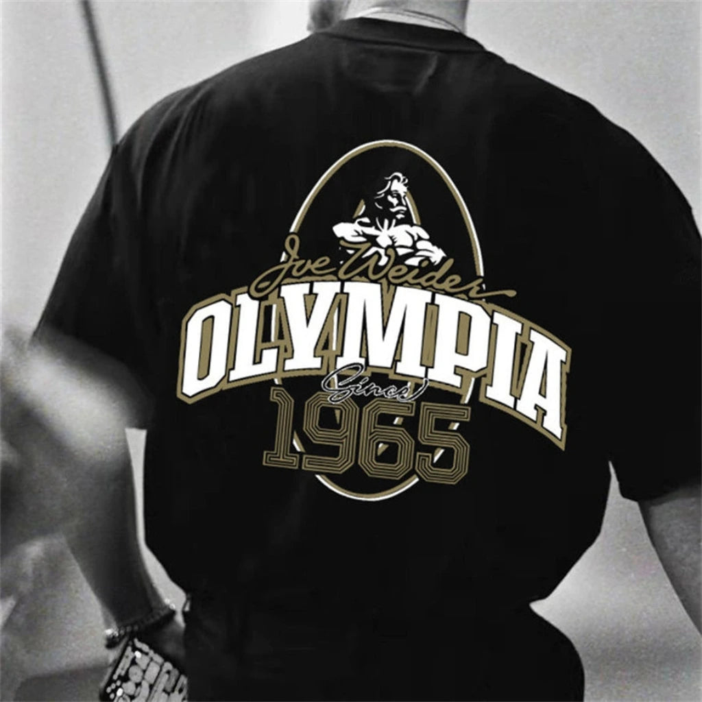 Atleta visto de costas e de lado usando a camiseta preta Mr. Olympia Origins da Iron Club.