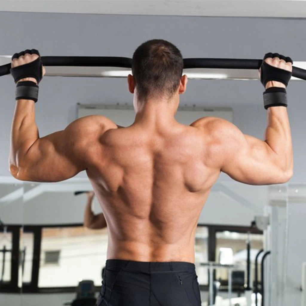 Vista de costas de um homem fazendo barra fixa com as luvas de treino Iron Club, mostrando a segurança no punho.