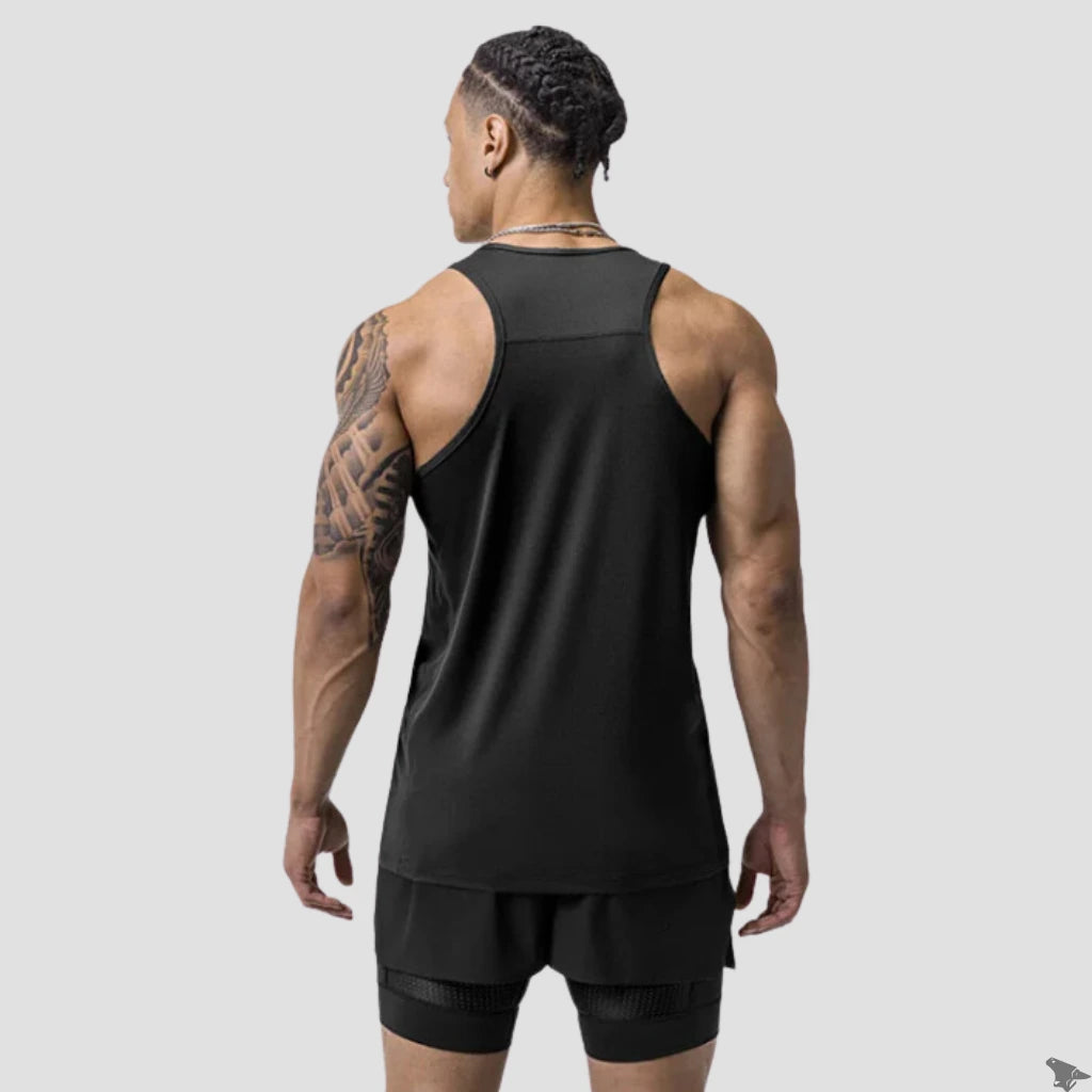 Vista de costas do modelo com a regata dry fit preta, exibindo o design com costas estilo nadador e o caimento slim no corpo.