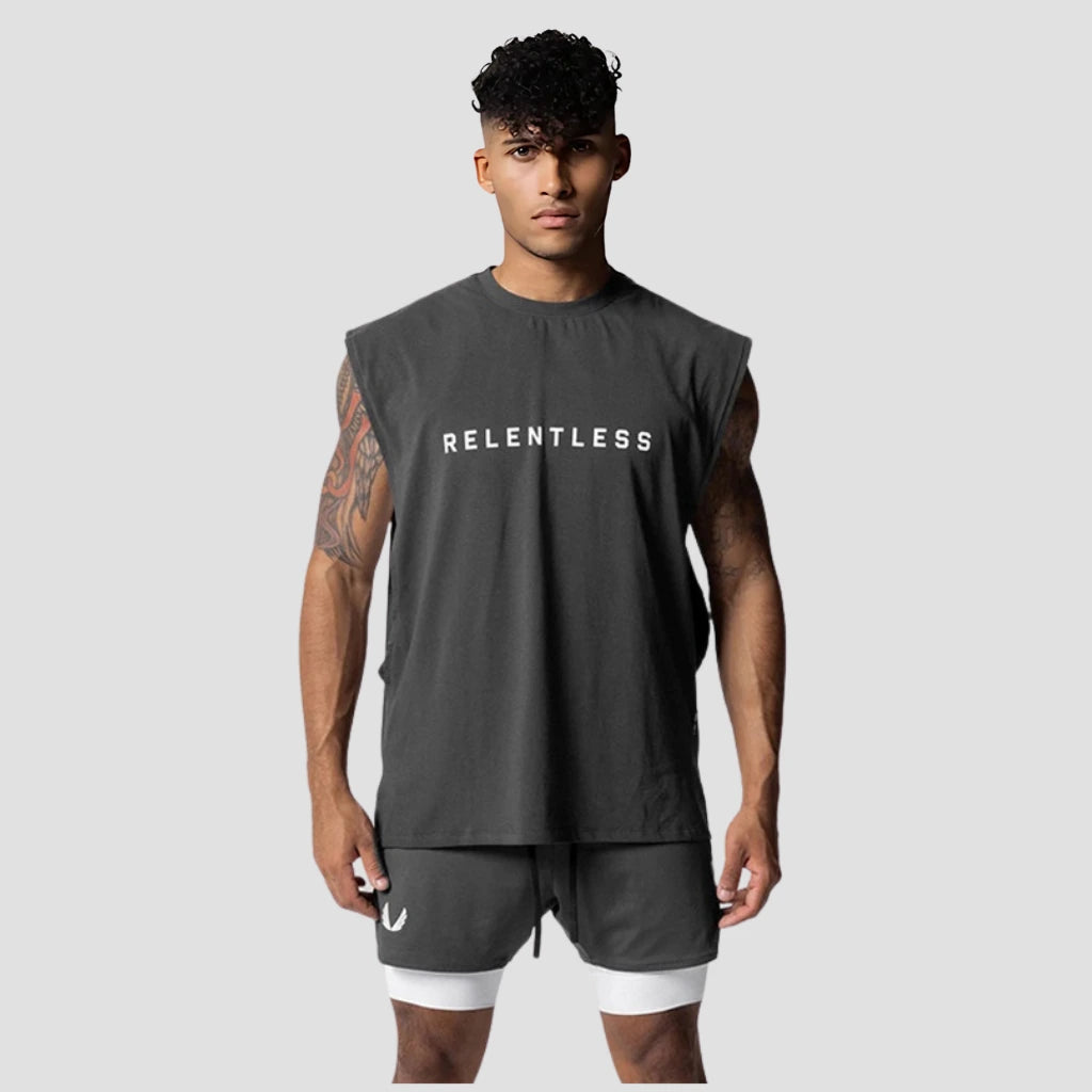 Modelo masculino vestindo o conjunto de treino Iron Club com a regata machão longline cinza da coleção Relentless.