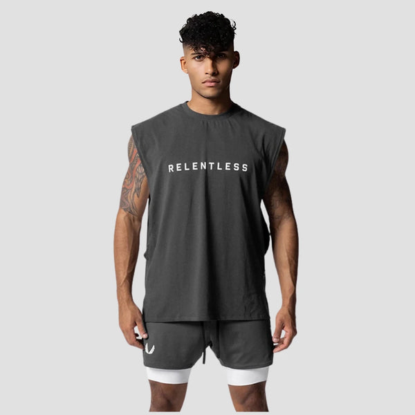 Modelo masculino vestindo o conjunto de treino Iron Club com a regata machão longline cinza da coleção Relentless.
