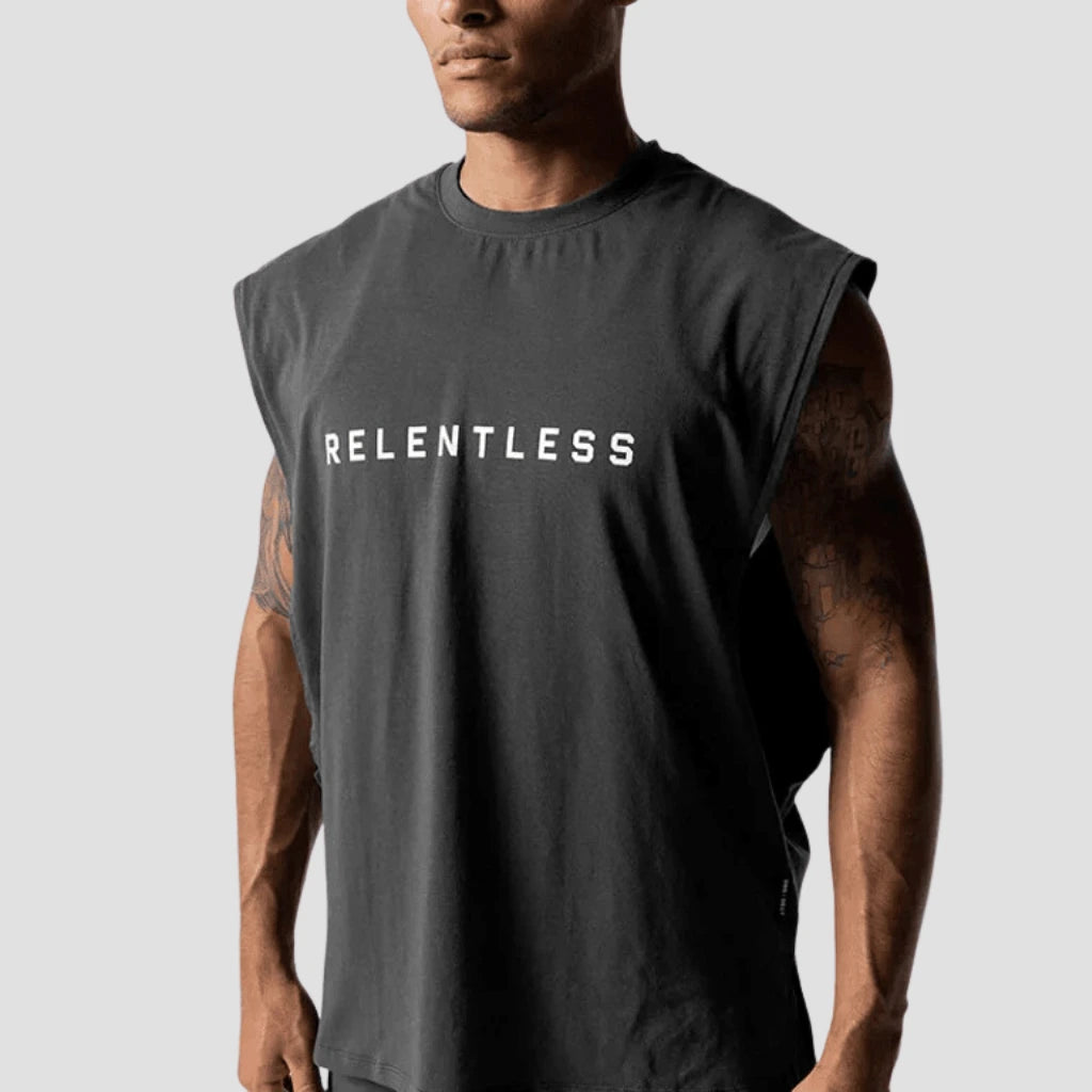 Destaque do peitoral de um atleta usando a regata cinza Relentless, mostrando a estampa e o caimento no corpo.