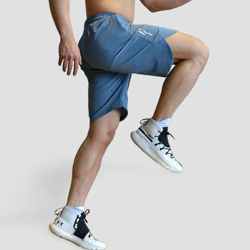 Atleta em movimento usando o short de treino Iron Club, provando a liberdade e flexibilidade para atividades de alta intensidade.