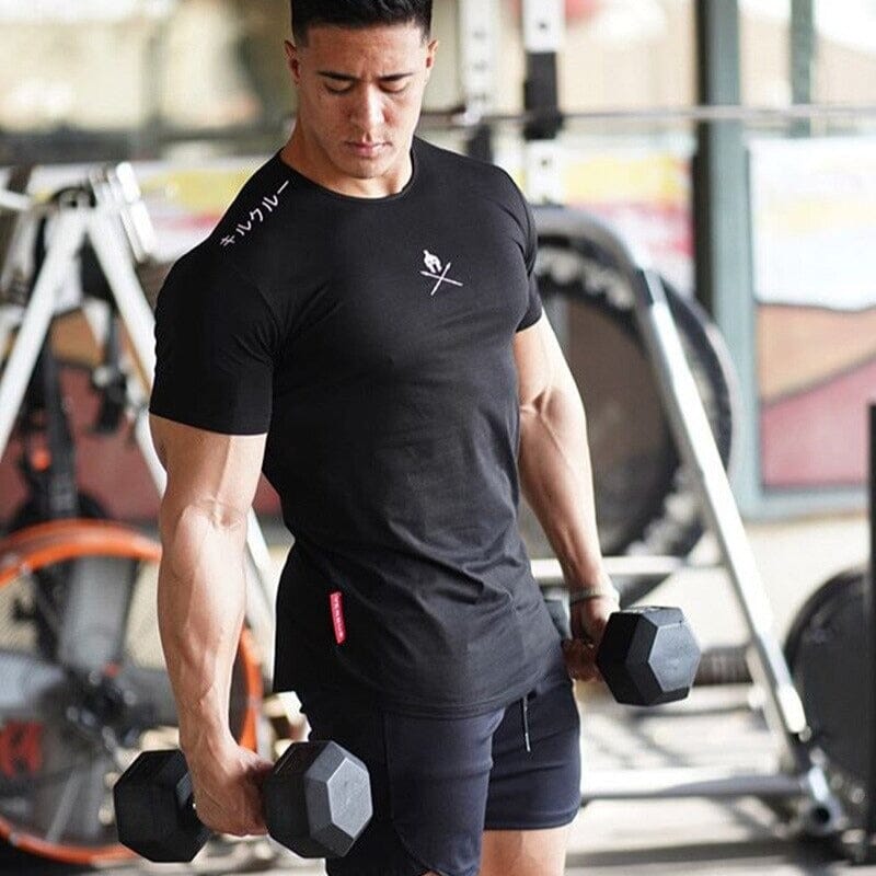 Modelo masculino realizando rosca bíceps com halteres, vestindo a camiseta de treino preta Spartan da Iron Club.