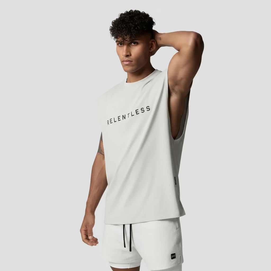 Regata machão branca Iron Club vista 3/4 de frente, modelo oversized para academia