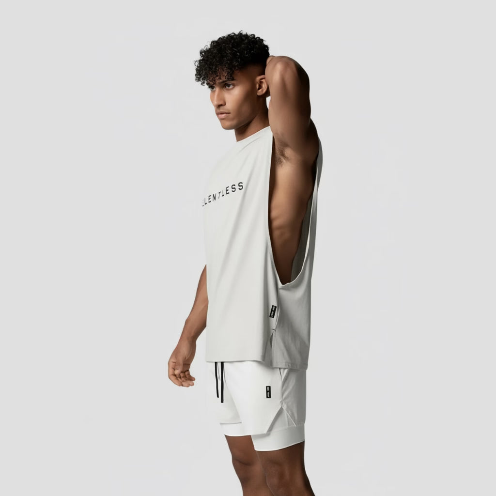 Regata machão branca com cava profunda e fendas laterais, mobilidade para treino