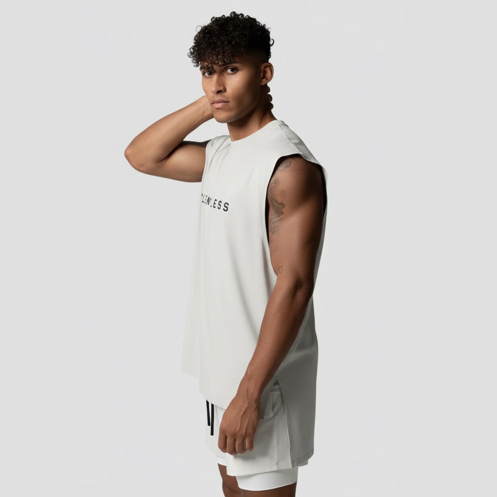 Regata machão longline branca Iron Club em vista lateral, corte oversized e cava profunda