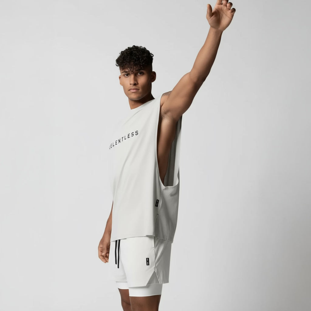 Regata branca Iron Club em amplitude de movimento, modelo longline para musculação e corrida