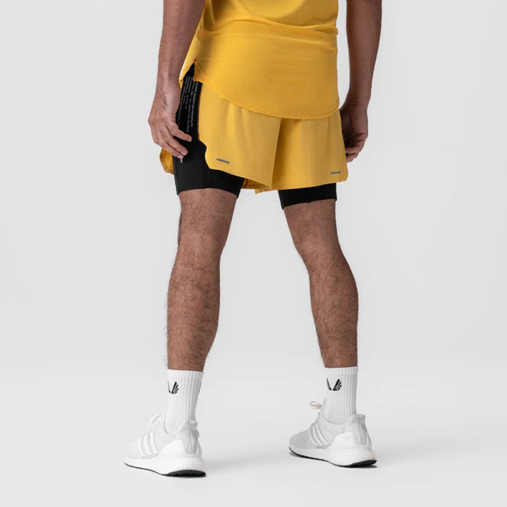 short de corrida masculino 2 em 1 amarelo, vista traseira com compressão e recorte leve da loja ironclub