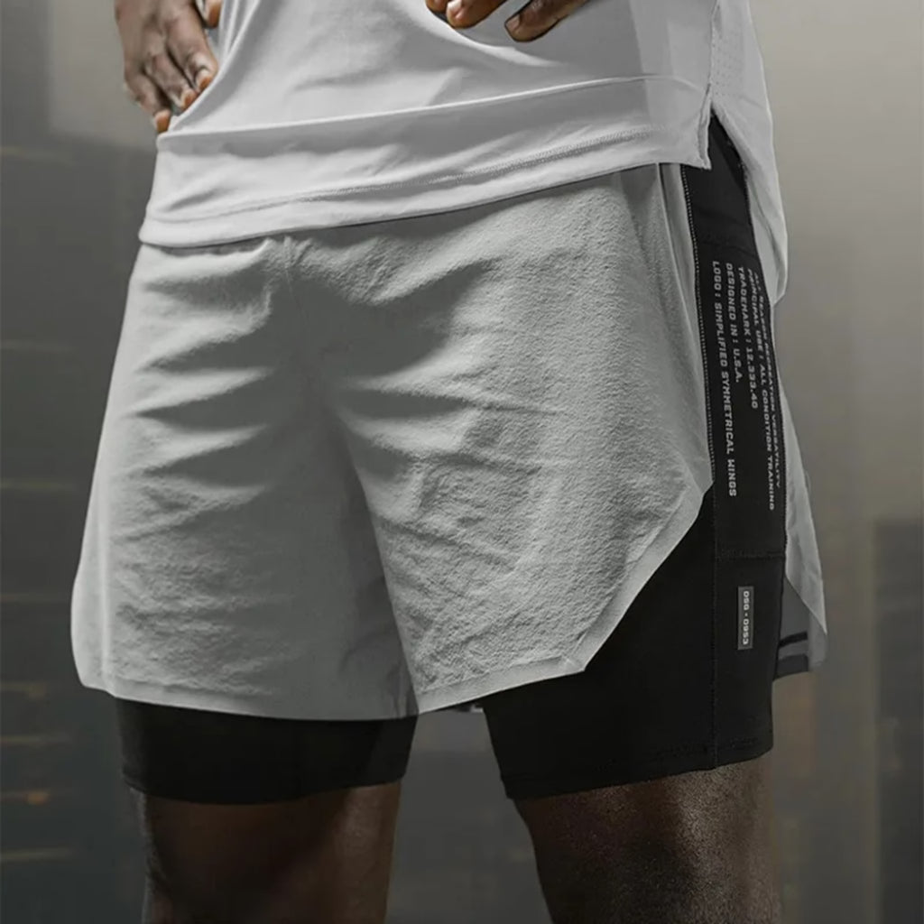 short de corrida masculino 2 em 1 branco com bermuda de compressão preta e detalhe lateral da loja iron club