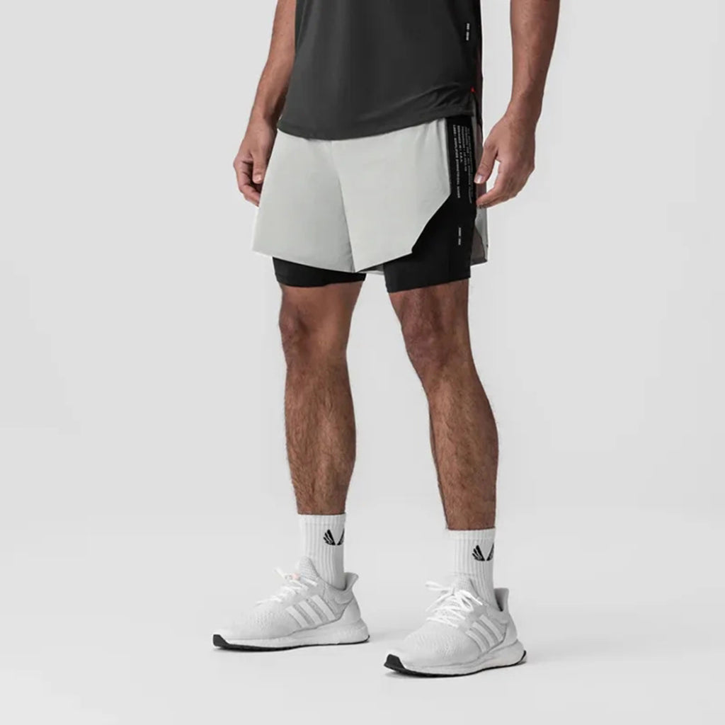 short de corrida masculino 2 em 1 branco, vista frontal com bermuda de compressão interna da loja ironclub