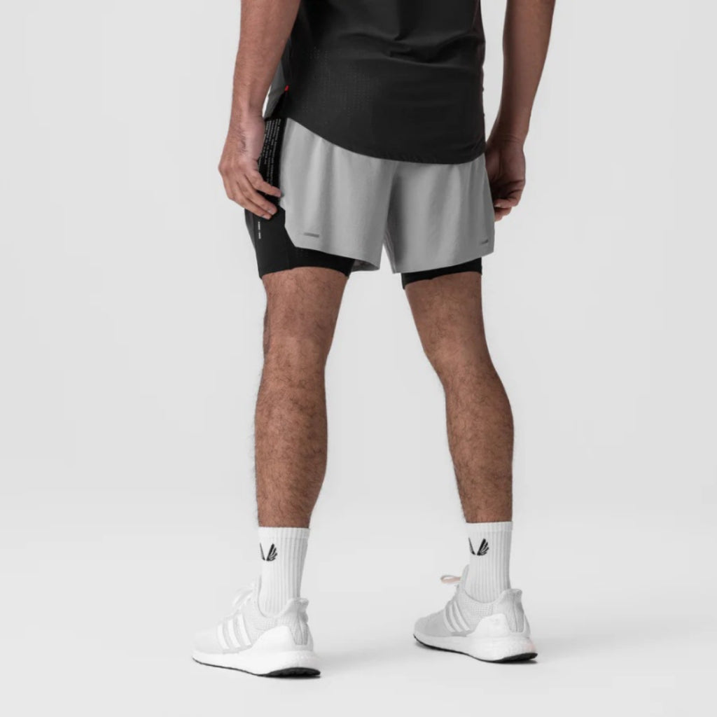 short de corrida masculino 2 em 1 preto, vista traseira com compressão e recorte leve da loja ironclub