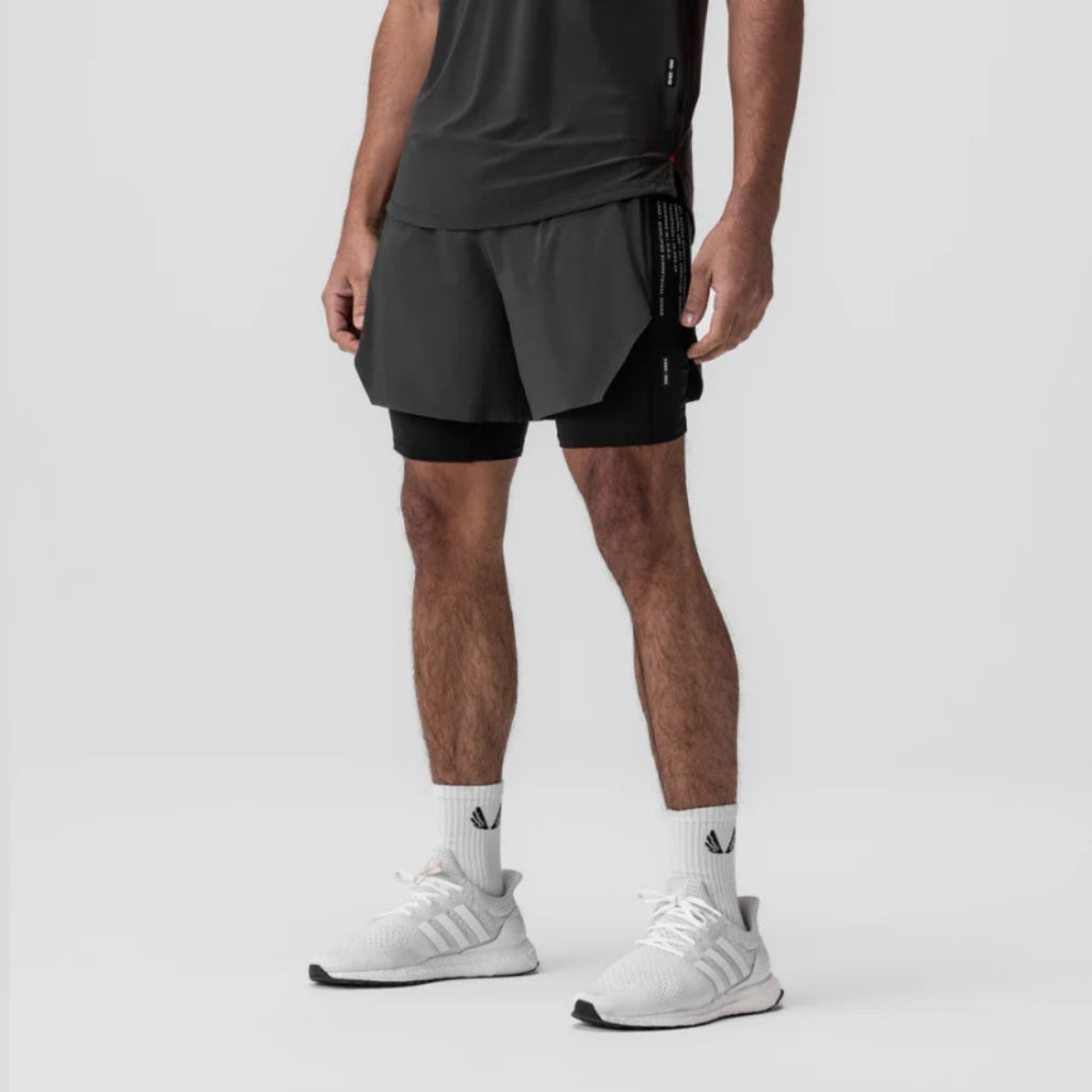 short de corrida masculino 2 em 1 cinza, vista frontal com bermuda de compressão interna da loja ironclub