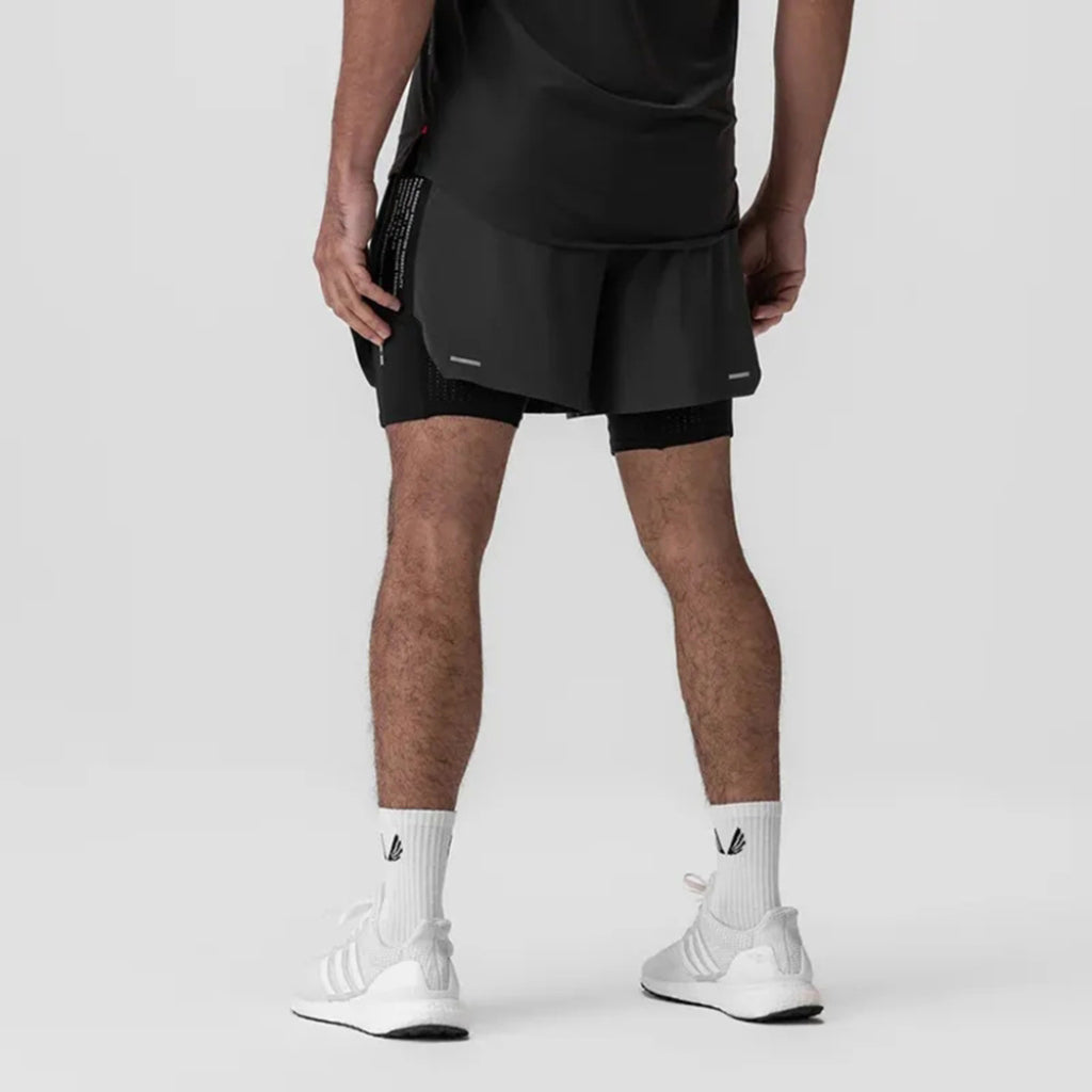 short de corrida masculino 2 em 1 cinza, vista traseira com compressão e recorte leve da loja ironclub