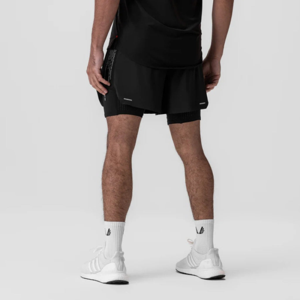 short de corrida masculino 2 em 1 preto, vista traseira com compressão e recorte leve da loja ironclub