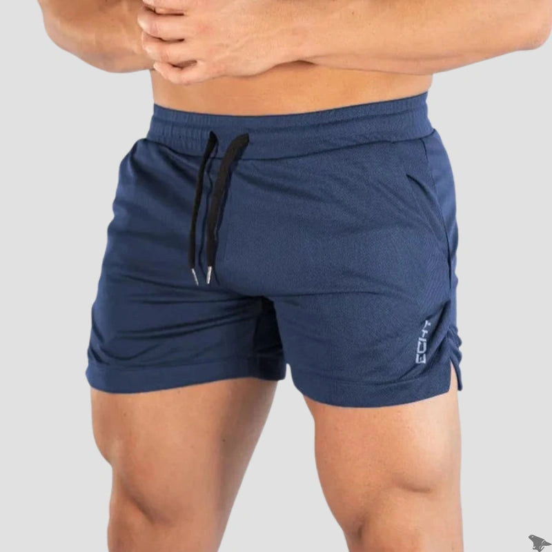 Vista frontal de um atleta usando o short de treino azul da coleção Echt da Iron Club, mostrando o caimento slim e o design do bolso.