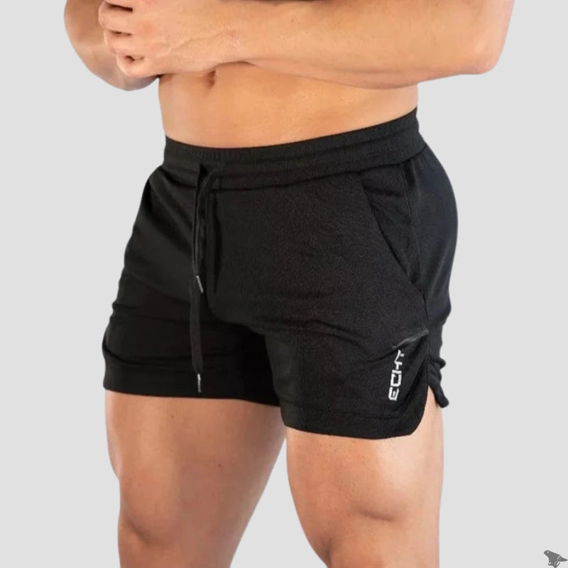 Vista frontal de um atleta usando o short de treino preto da coleção Echt da Iron Club, mostrando o caimento slim e o design do bolso.