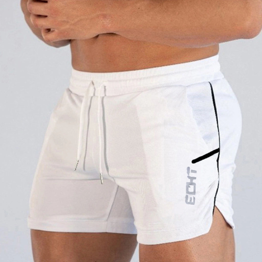 Vista frontal de um atleta usando o short de treino branco da coleção Echt da Iron Club, mostrando o caimento slim e o design do bolso.