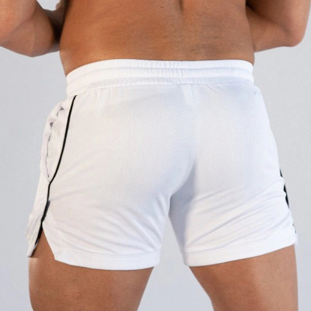 Vista de costas do short de treino masculino branco da Iron Club, exibindo o caimento e o design da parte traseira.